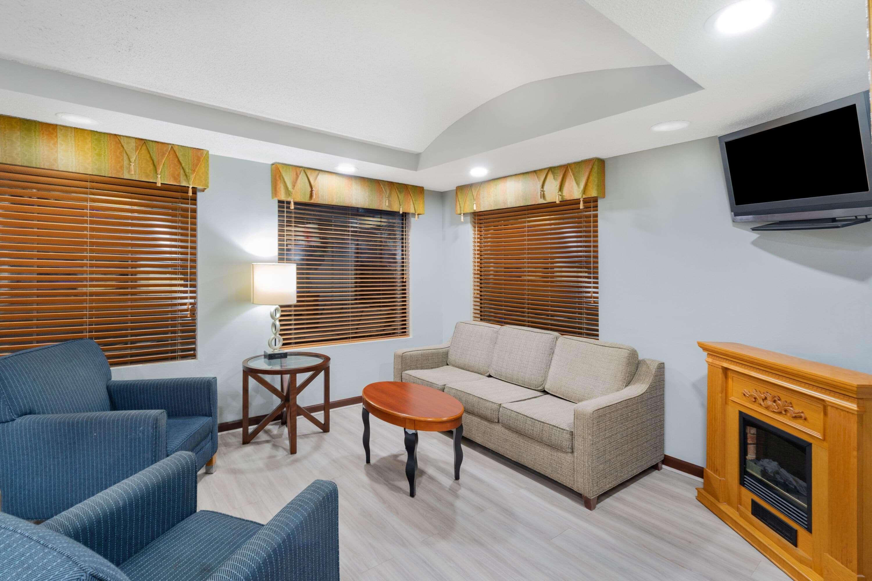 Baymont By Wyndham Hinesville Fort Stewart Area מראה חיצוני תמונה