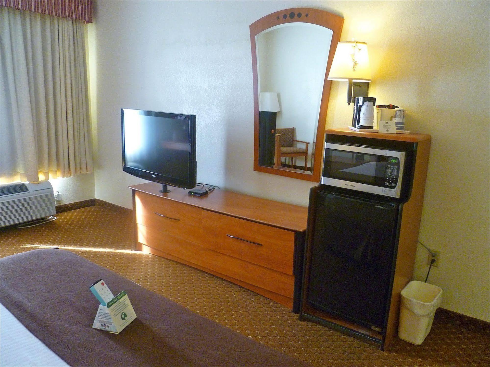 Baymont By Wyndham Hinesville Fort Stewart Area מראה חיצוני תמונה