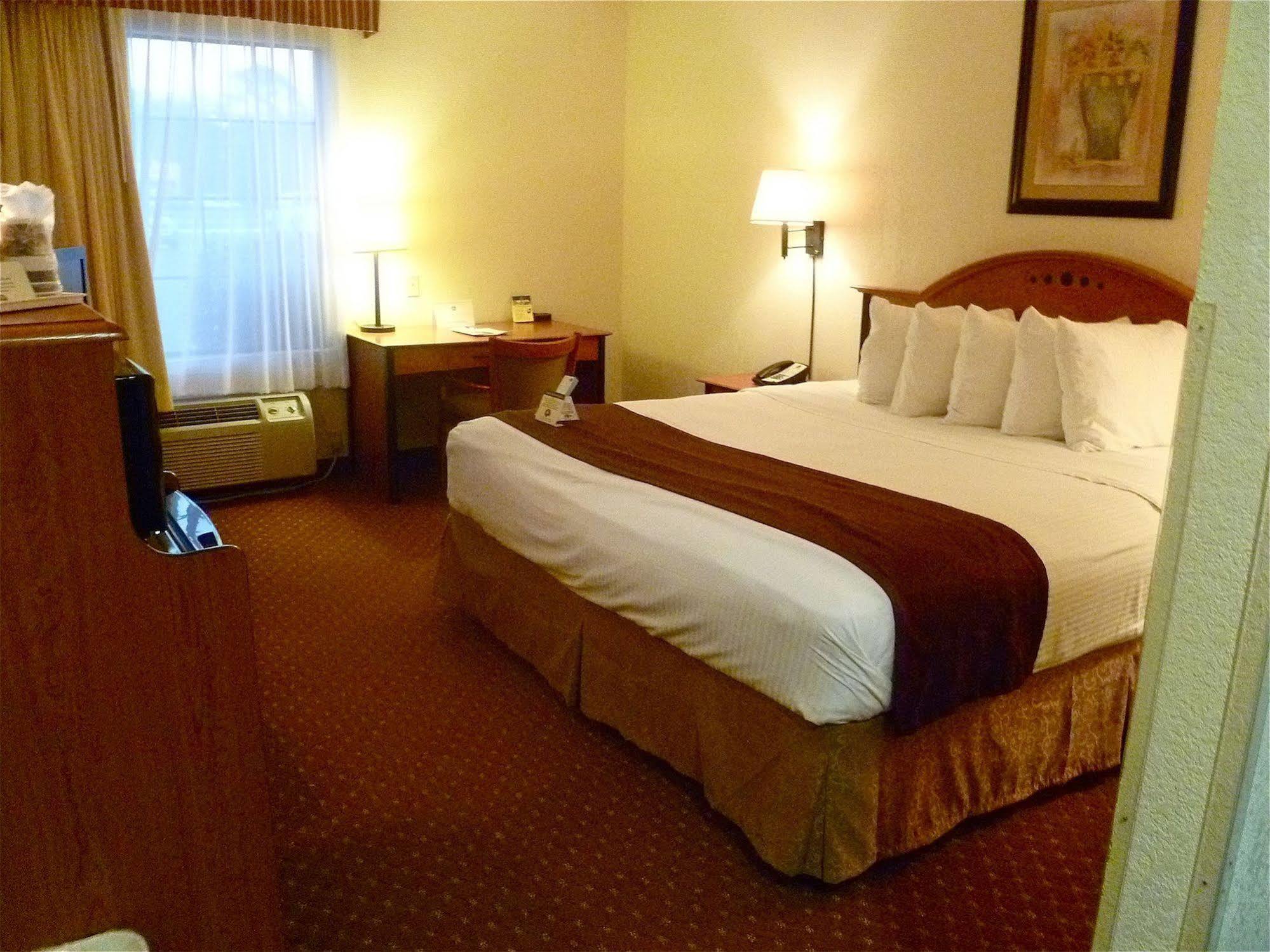 Baymont By Wyndham Hinesville Fort Stewart Area מראה חיצוני תמונה